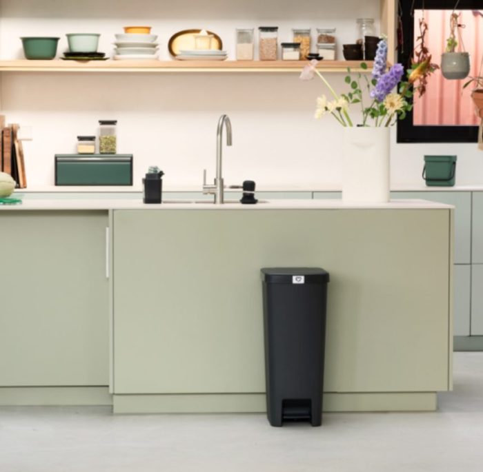 Schermata-2023-01-19-alle-17.12.49.jpg Brabantia STEPUP Pattumiera a pedale 40L - dark grey