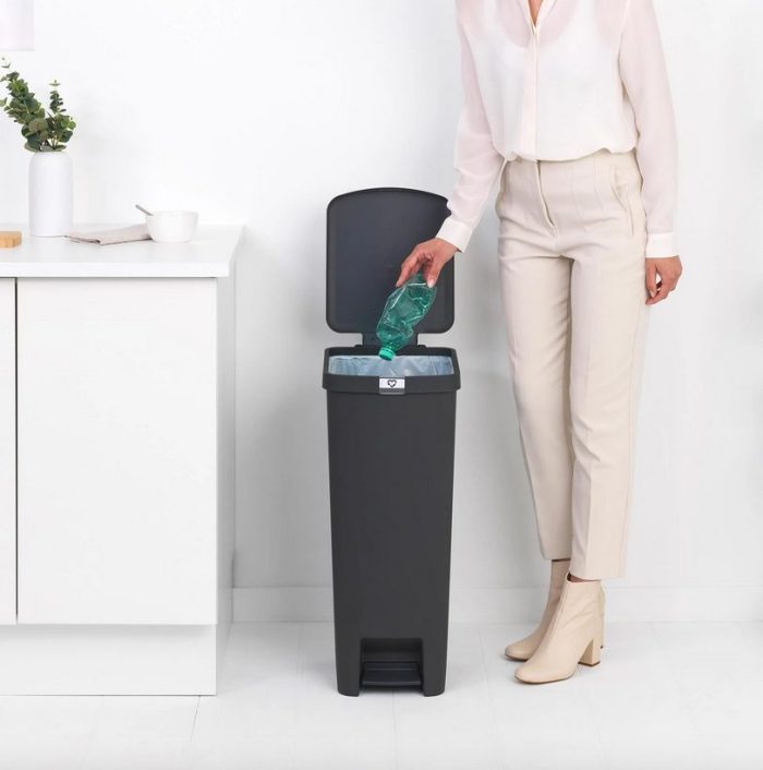 stepup-40.jpg Brabantia STEPUP Pattumiera a pedale 40L - dark grey