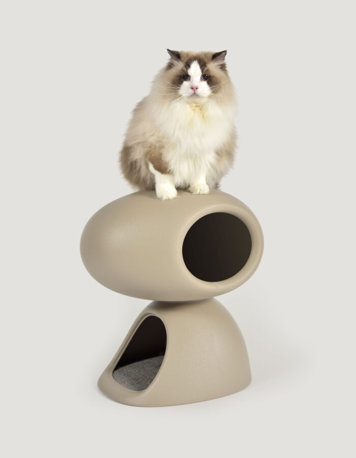 united-pets-cat-cave-2.jpg United Pets Cat Cave cuccia polifunzionale per gatti con tiragraffi grigia