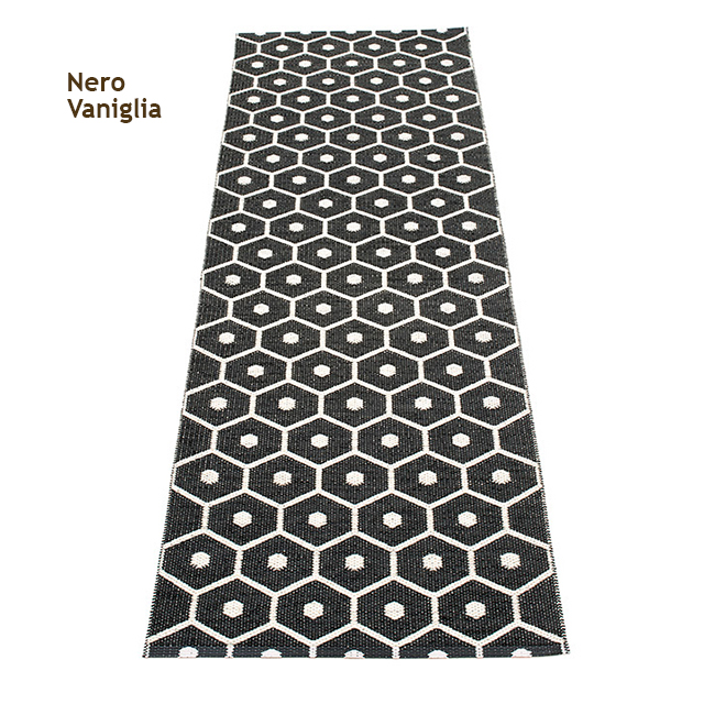 pappelina-honey-tappeto-black-v-1.jpg Pappelina HONEY Tappeto Black/V