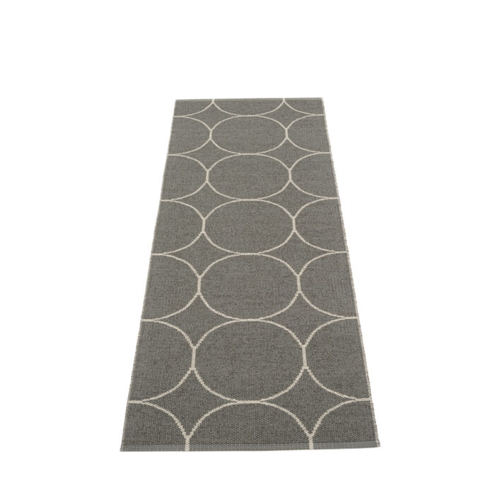pappelina-boo-tappeto-charcoal-linen-1.jpg Pappelina BOO Tappeto Charcoal/Linen