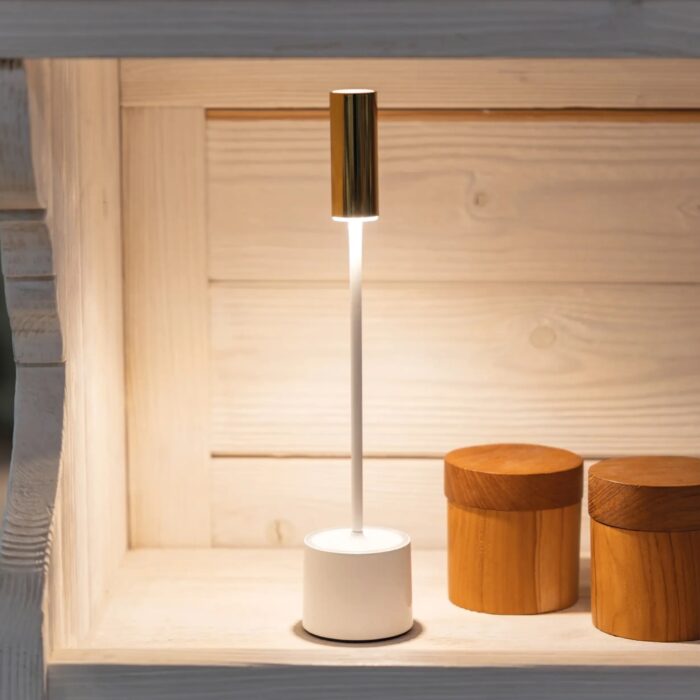 zafferano-luci-carolina-lampada-da-tavolo-bianco-lucido-ceramico-ottone-spazzolato-2.jpg Zafferano Luci CAROLINA Lampada da tavolo - bianco lucido ceramico + ottone spazzolato