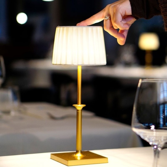 zafferano-luci-poldina-classic-lampada-da-tavolo-oro-semiopaco-2.jpg Zafferano Luci POLDINA CLASSIC Lampada da tavolo - oro semiopaco