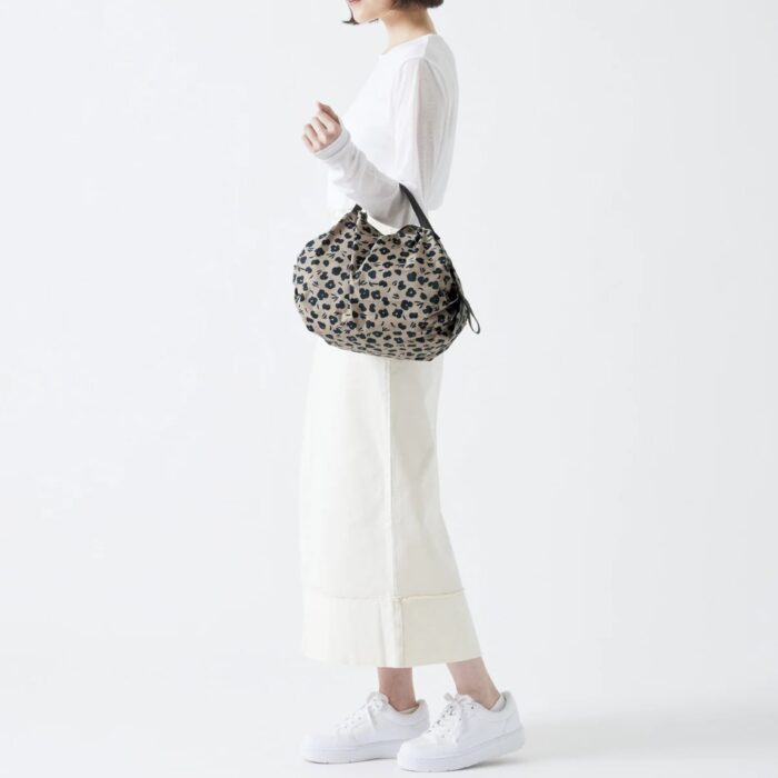 shupatto-compact-s-borsa-pieghevole-7-5l-paw-marks-leopardo-2.jpg Shupatto COMPACT S Borsa pieghevole 7,5L - paw marks - leopardo