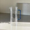 ichendorf-tube-brocca-trasparente-con-manico-blu-120cl-2.jpg Ichendorf TUBE Brocca trasparente con manico blu 120cl