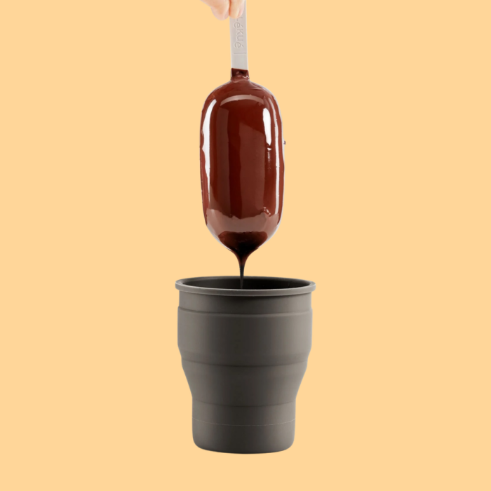 lekue-stampi-per-gelato-piccoli-set-4-pezzi-con-bicchiere-per-decorazioni-brown-5.png Lékué Stampi per gelato piccoli set 4 pezzi con bicchiere per decorazioni - brown