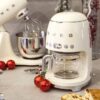 smeg-macchina-da-caffe-filtro-dcf02-panna-panna-2.jpg Smeg Macchina da caffè filtro DCF02 - panna panna
