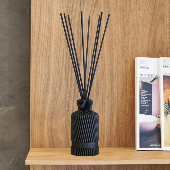 nefel-reed-diffuser-waves-diffusore-per-ambiente-250ml-oud-suede-2.jpg Nefél REED DIFFUSER WAVES Diffusore per ambiente 250ml - oud & suede
