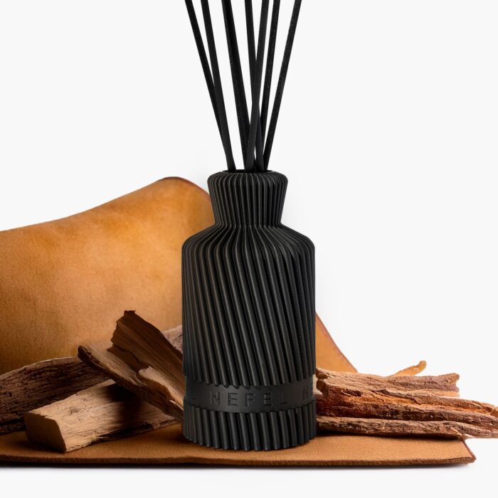 nefel-reed-diffuser-waves-refill-per-diffusore-250ml-oud-suede-3.jpg Nefél REED DIFFUSER WAVES Refill per diffusore 250ml - oud & suede